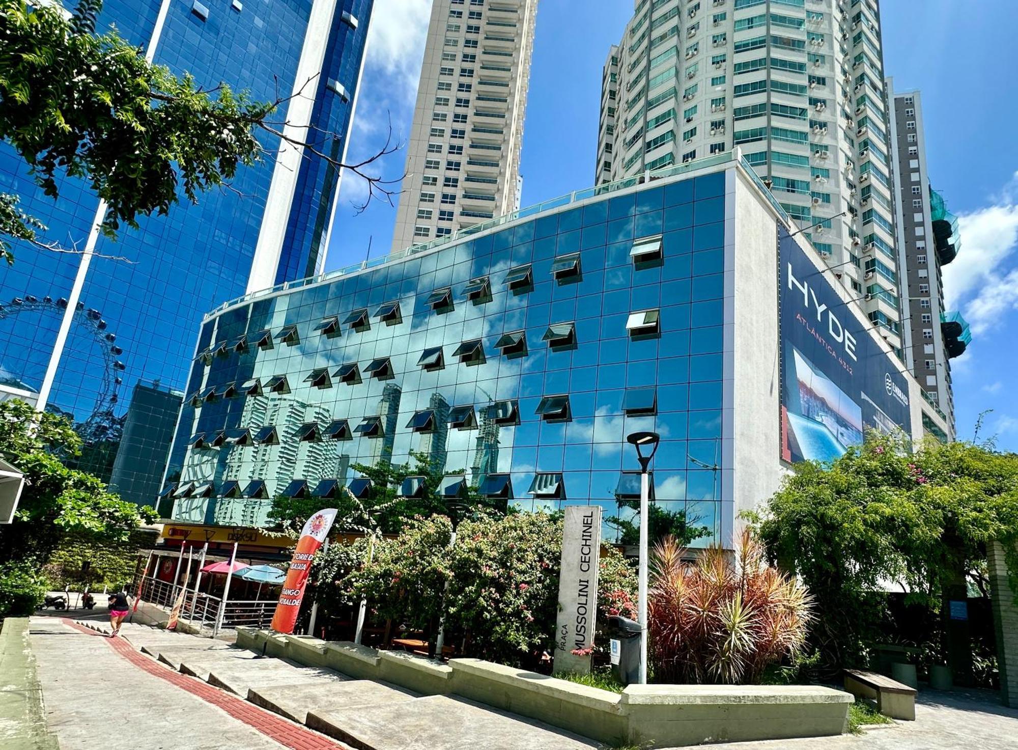 Roda Gigante, Garagem E Piscina Balneário Camboriú Екстериор снимка